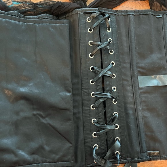 Size 38 Corset story red and black burlesque steel corset with halter top - Picture 14 of 15